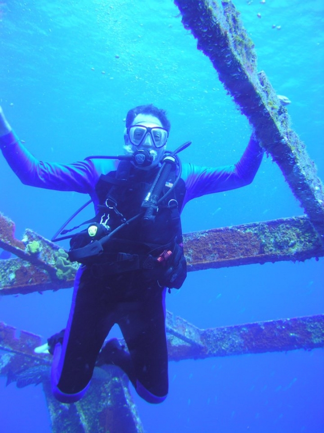  在海底沉船中潜水 